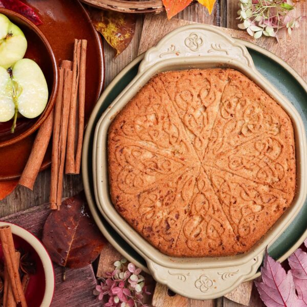 Shortbread with apples and cinnamon.