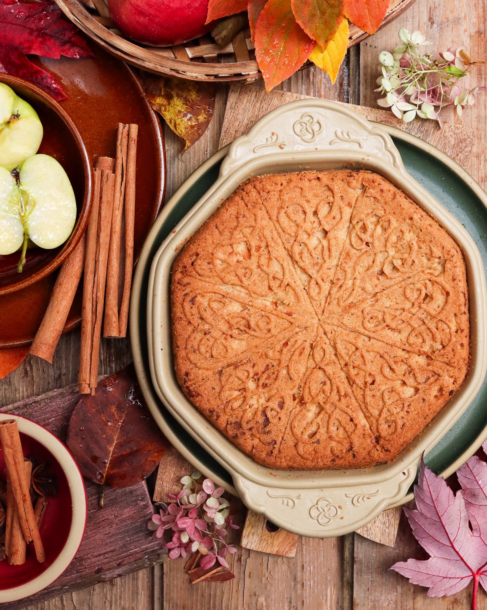 Shortbread with apples and cinnamon.