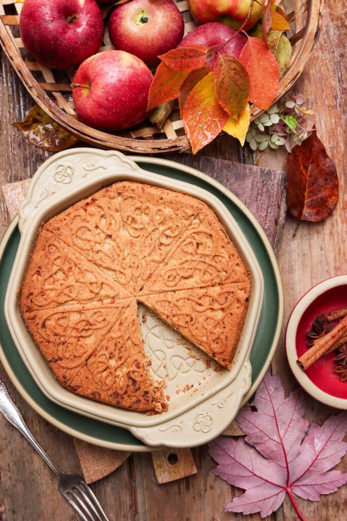 Shortbread with apples and cinnamon.